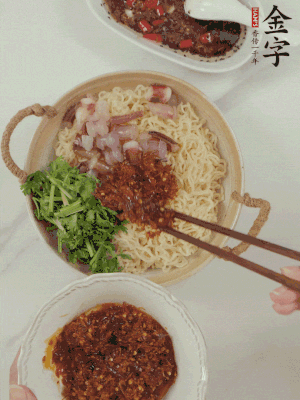 在面上鋪魷魚、香菜、金字火腿大師醬。