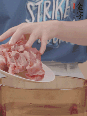 排骨剁小塊，加姜片、料酒沸水下鍋焯水。