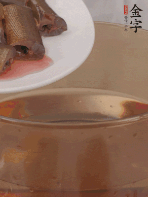處理干凈的黃鱔段，加姜片、料酒沸水下鍋焯水。撈出用涼水沖洗干凈。