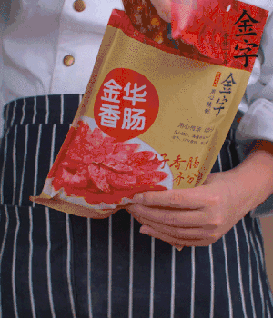 香腸切成斜片，小米辣切成斜片。