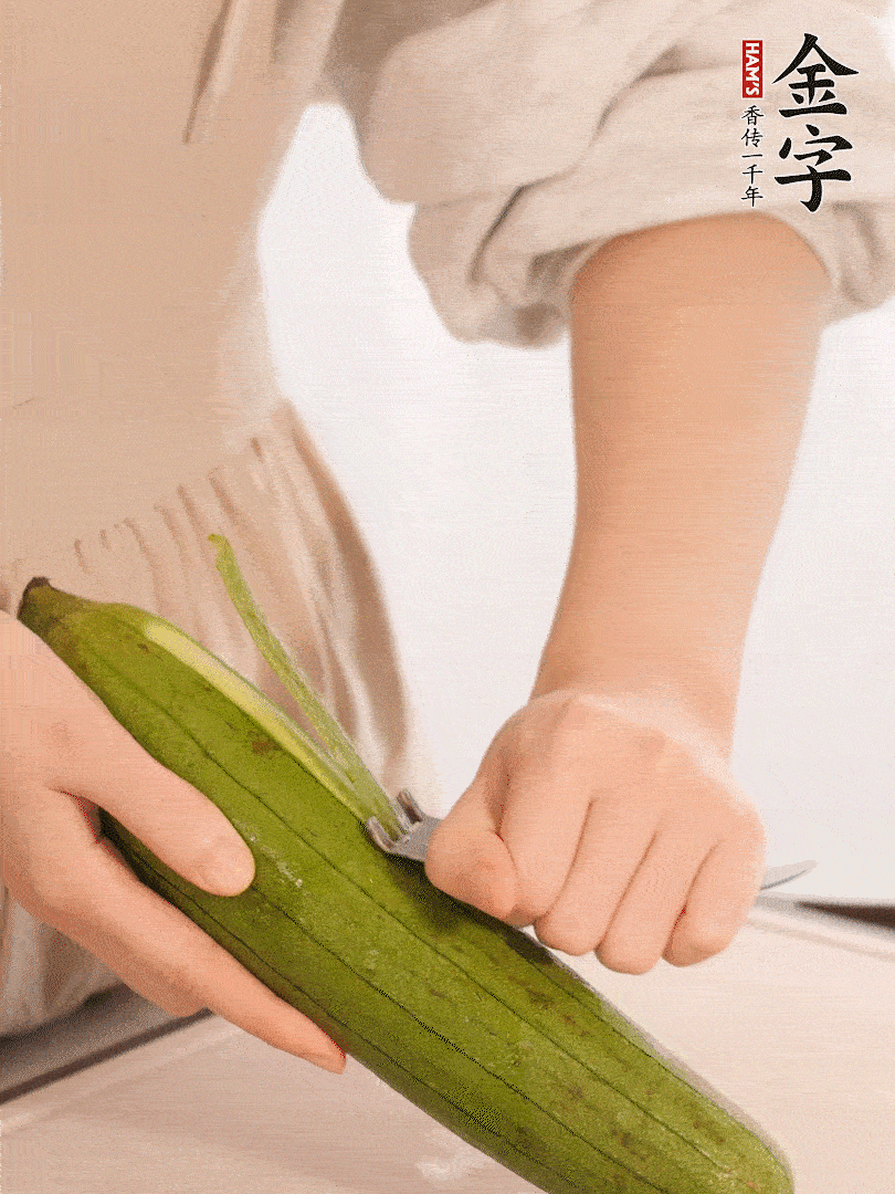 絲瓜去皮切滾刀塊用鹽殺一下水分洗凈。