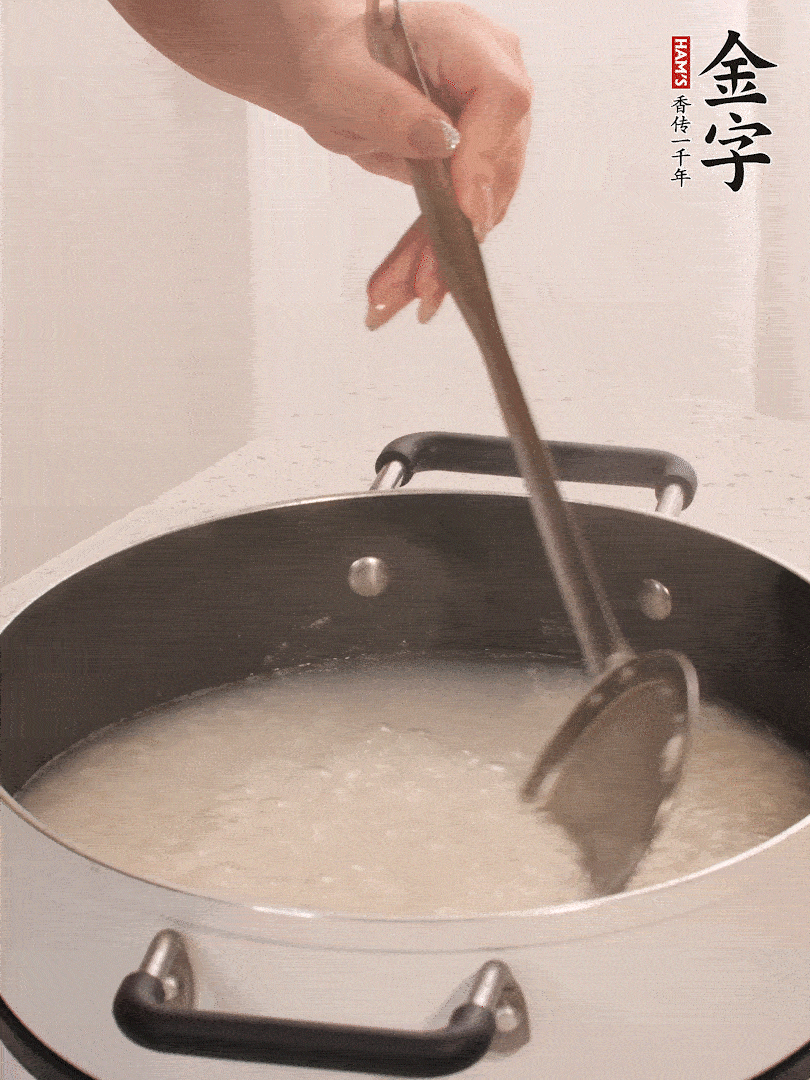 香菇、土豆、胡蘿卜、金字土香腸切小塊。