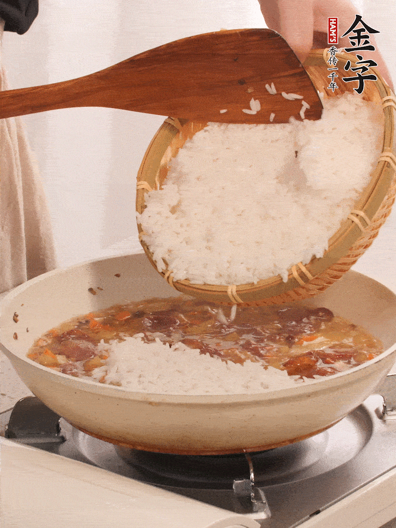 熱鍋燒油，香腸煸出油，加姜片去腥，加土豆、胡蘿卜、香菇翻炒到半熟，隨后加豆角、2小勺鹽、1大勺生抽，煸炒均勻。