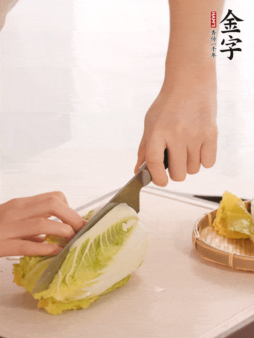 生姜切末，白菜改刀成成塊。
