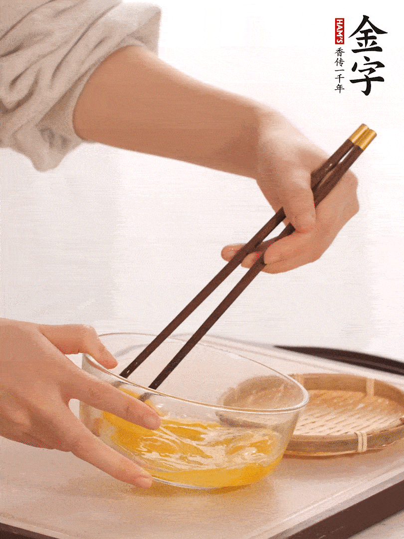 兩顆雞蛋打散。
