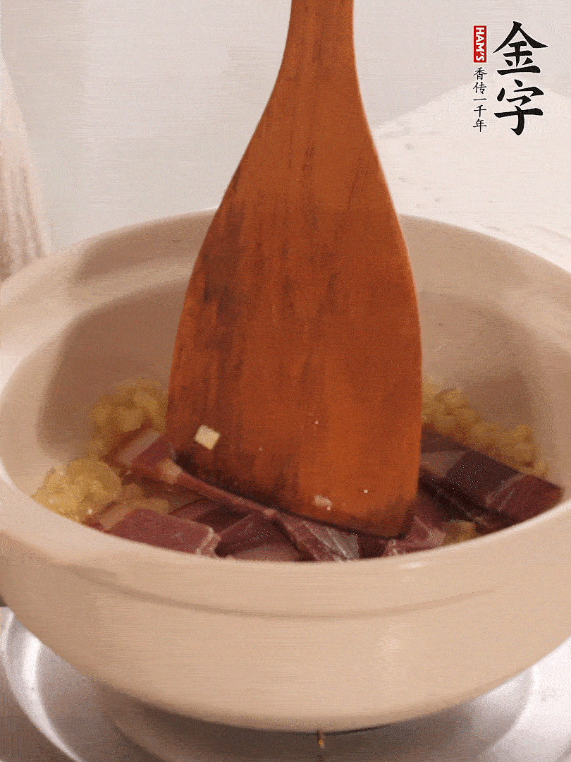 加熱水，加入白菜蓋上蓋子煨煮3分鐘。