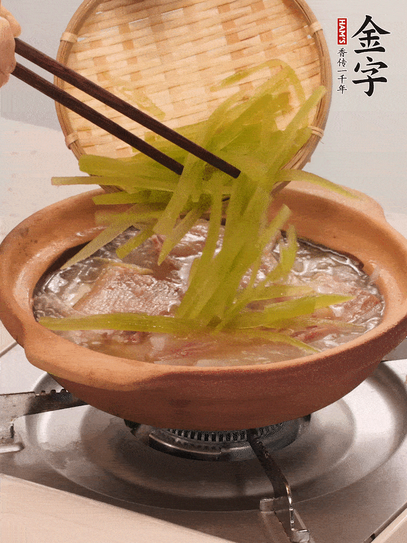 倒入熱水煮開(kāi)后，轉(zhuǎn)小火燉煮10分鐘，呈奶白色湯底。