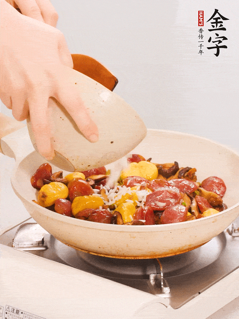 把米淘洗干凈，放入切好的香菇、板栗、毛豆。
