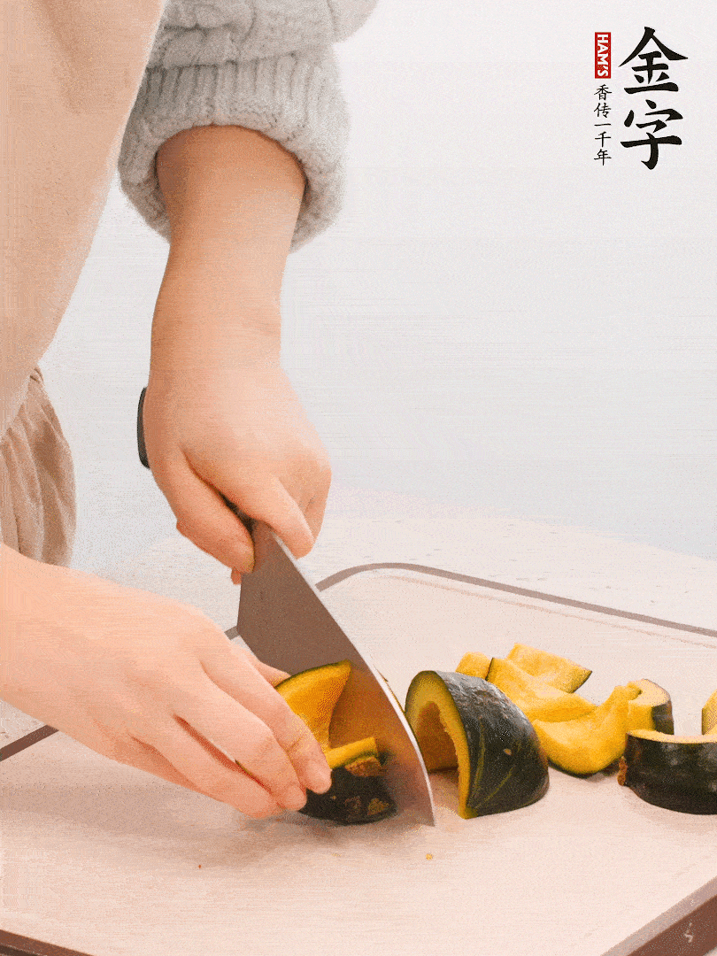 貝貝南瓜切小塊，生姜切成姜絲。