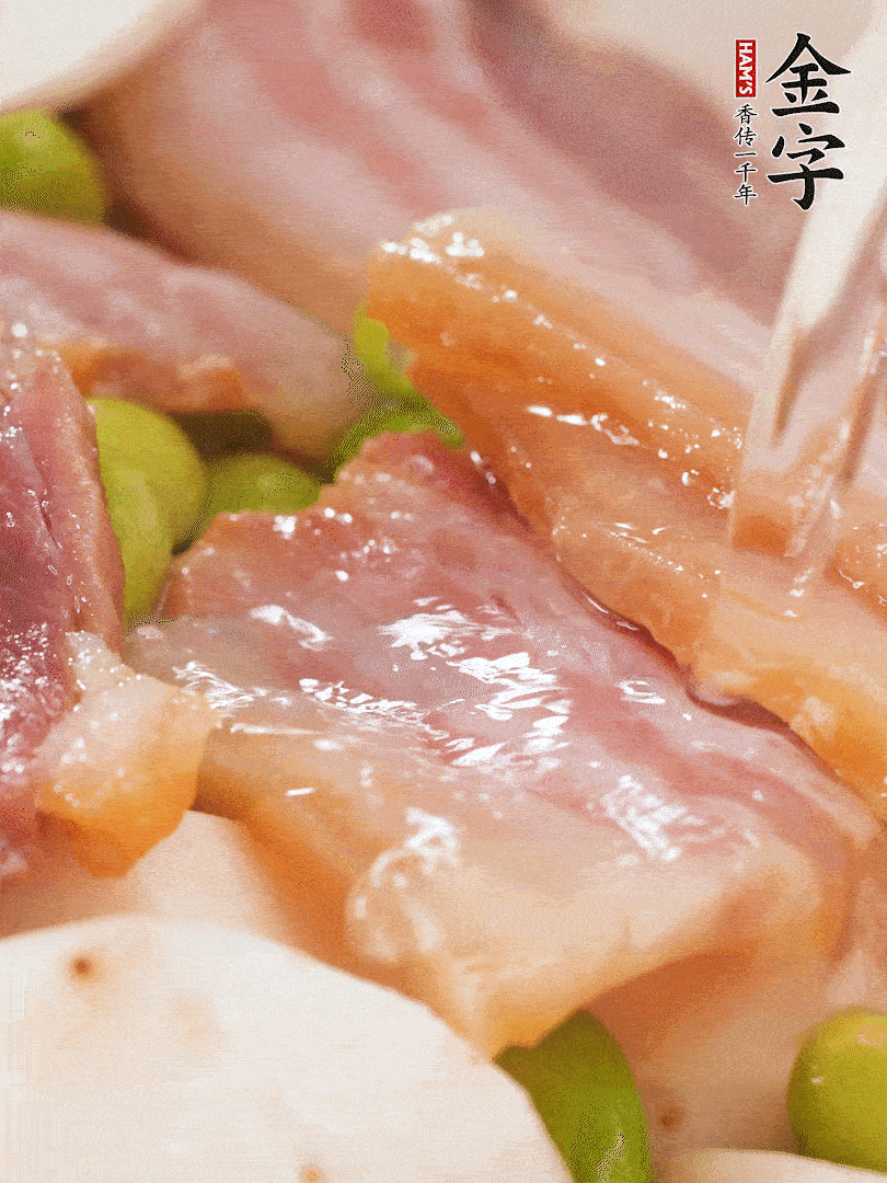 倒入芋艿、熟毛豆，翻炒均勻，加1小碗水煮開