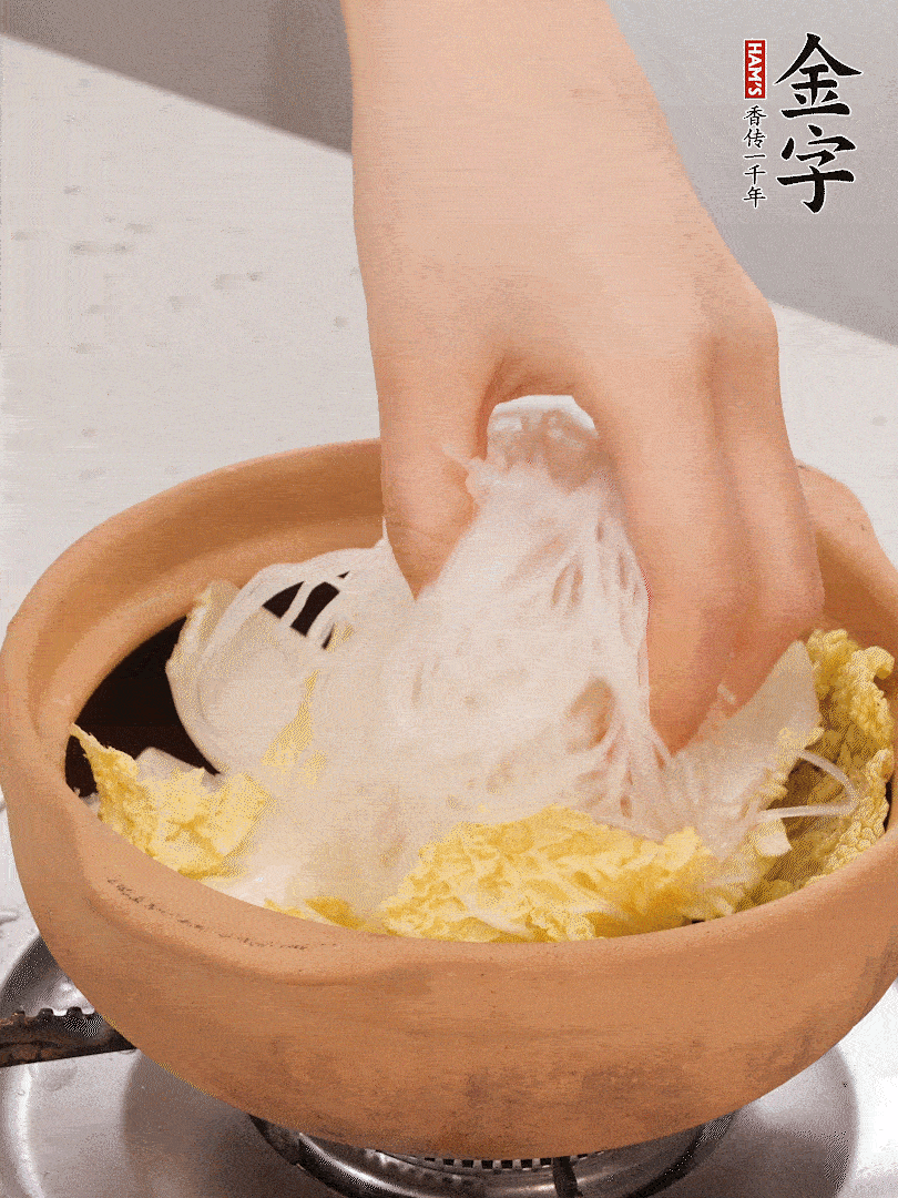 放入提前泡軟的粉絲，蓋上蒜蓉醬汁