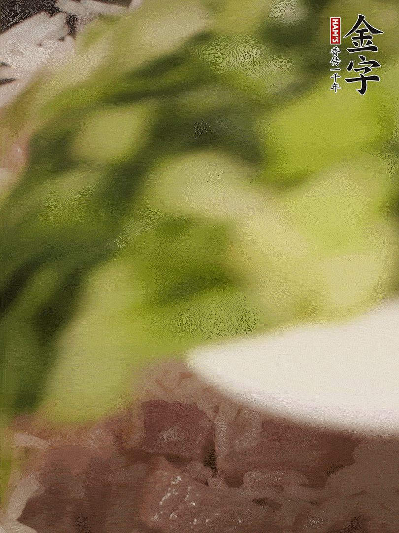 將燜煮好的米飯，倒入炒熟的蔬菜中，翻炒均勻鍆繼續(xù)燜煮5分鐘