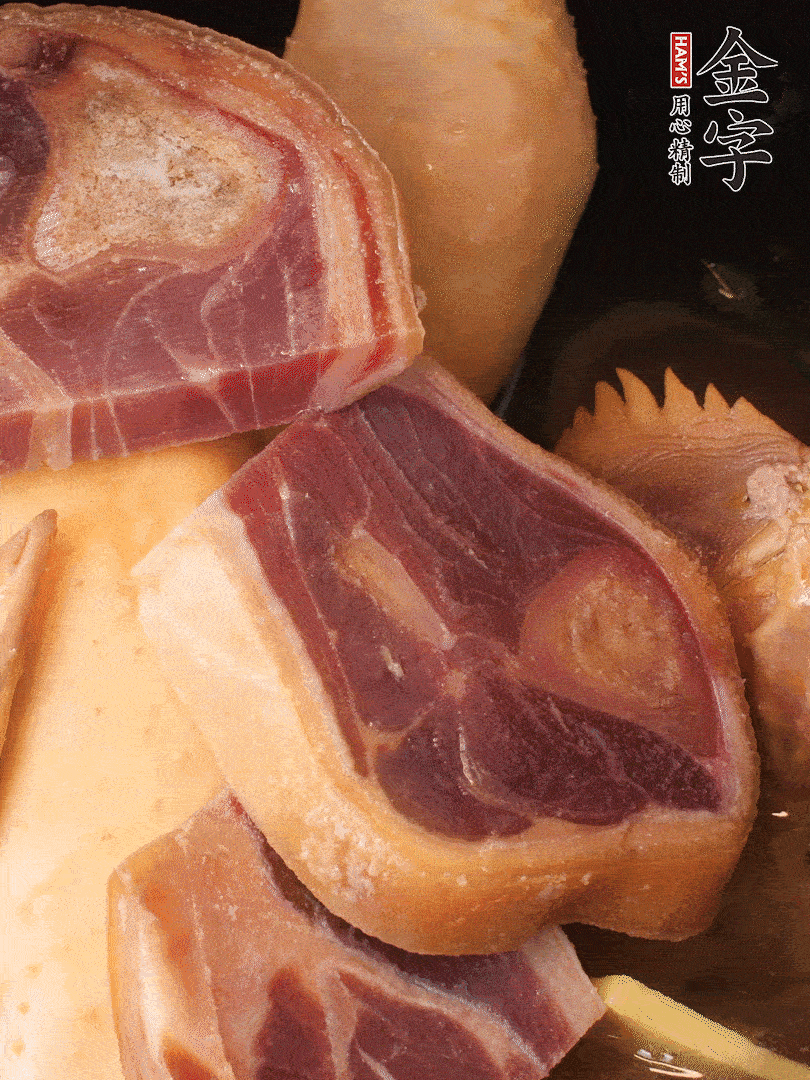 火踵、老母雞加蔥、姜、料酒、清水，大火燒開后轉(zhuǎn)小火，燉1小時