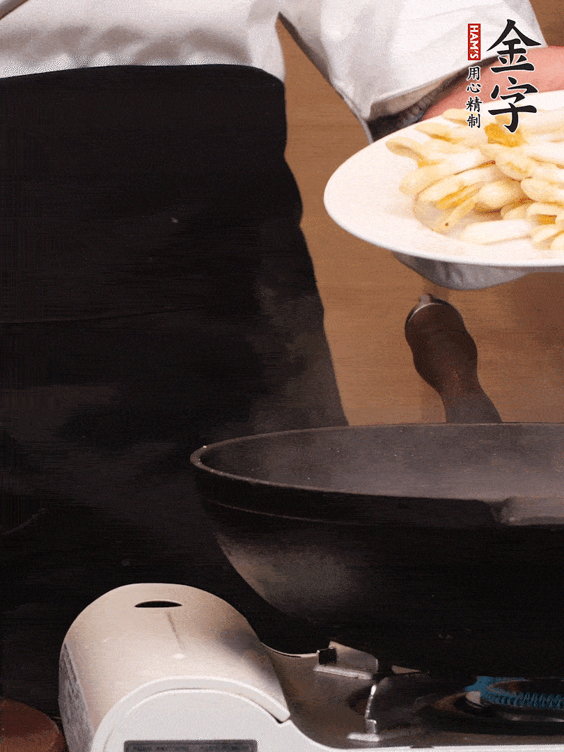 鍋中少許油，下花生芽