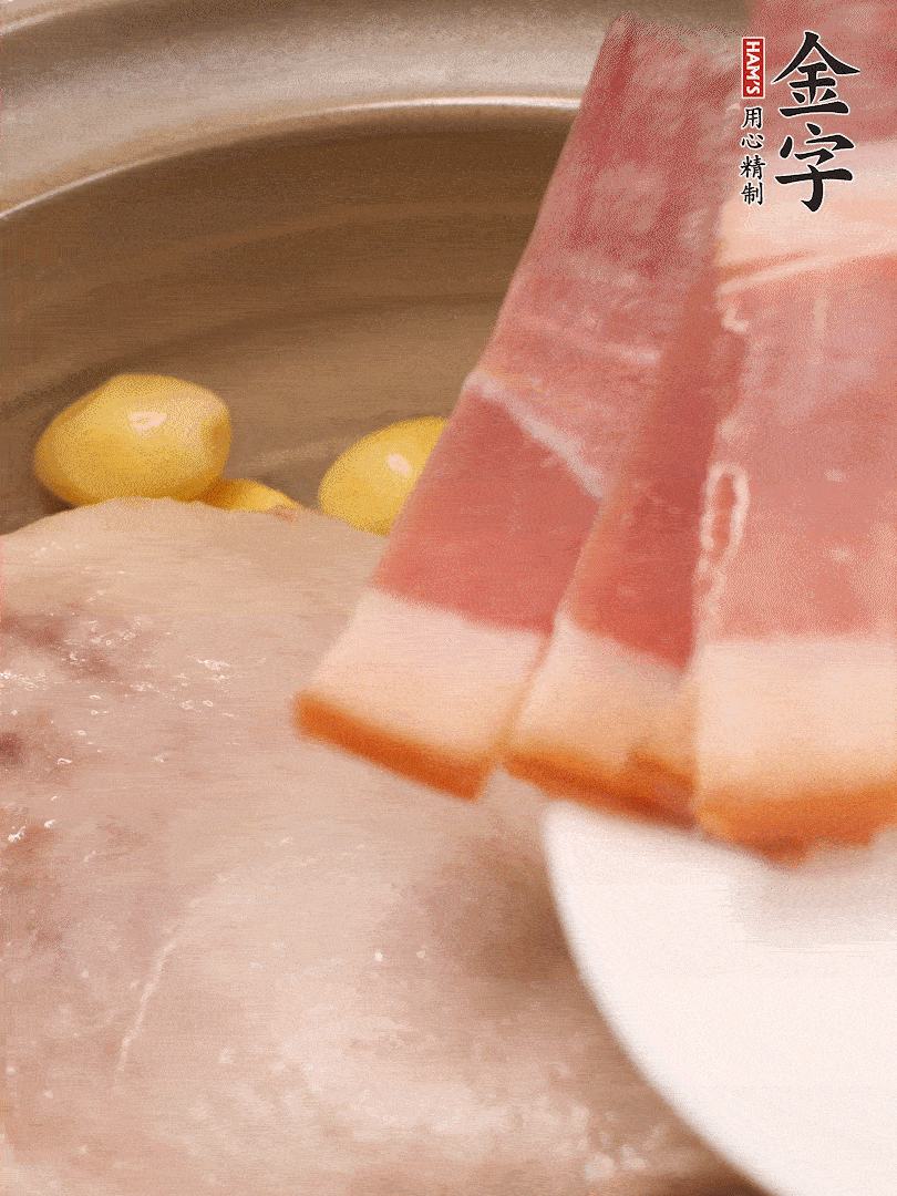 鴨肉、白果、火腿、生姜一起放入砂鍋，清水沒過食材，大火燉煮1小時(shí)