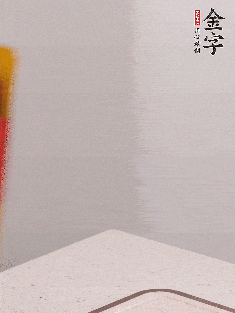 金字火腿切片，溫水浸泡5分鐘，將牛腩放鍋中，倒入比食材多2倍的清水，加姜焯水