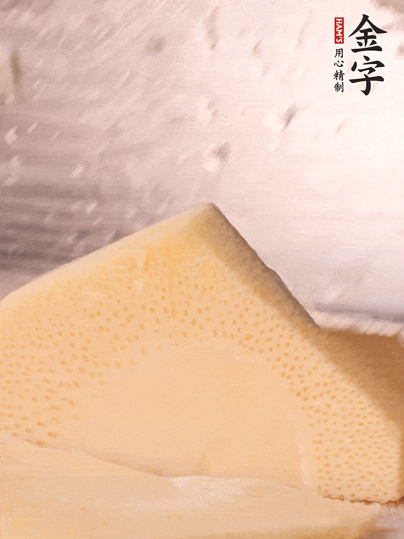 冬筍處理干凈，切滾刀塊，開水焯燙去除澀味