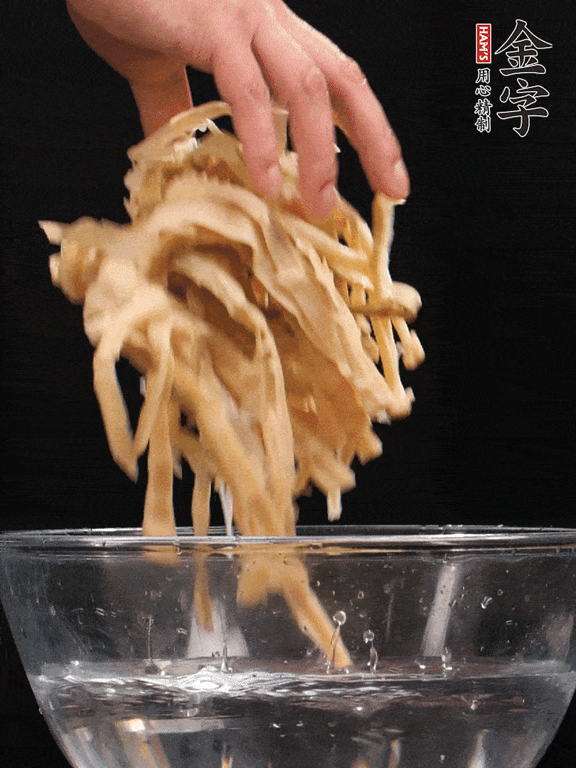 天目山筍干1把，清洗表面鹽分，用手撕成長(zhǎng)條