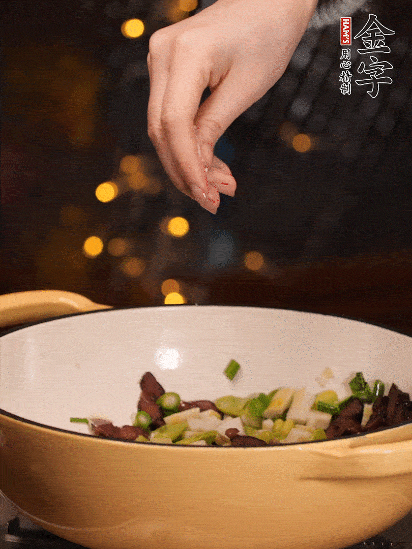 可以加點(diǎn)點(diǎn)水，再加菜苔，加點(diǎn)鹽、味精調(diào)味
