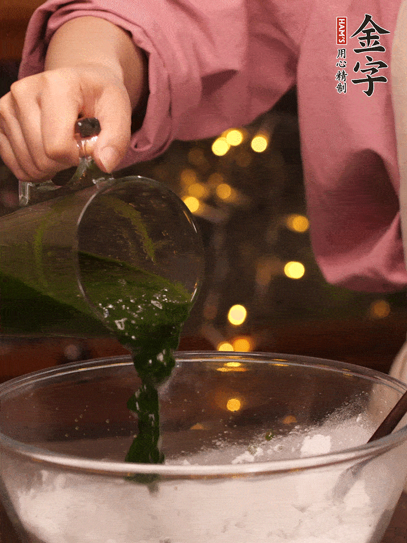 清明粿粉，分次加艾草泥，加點(diǎn)油揉2分鐘