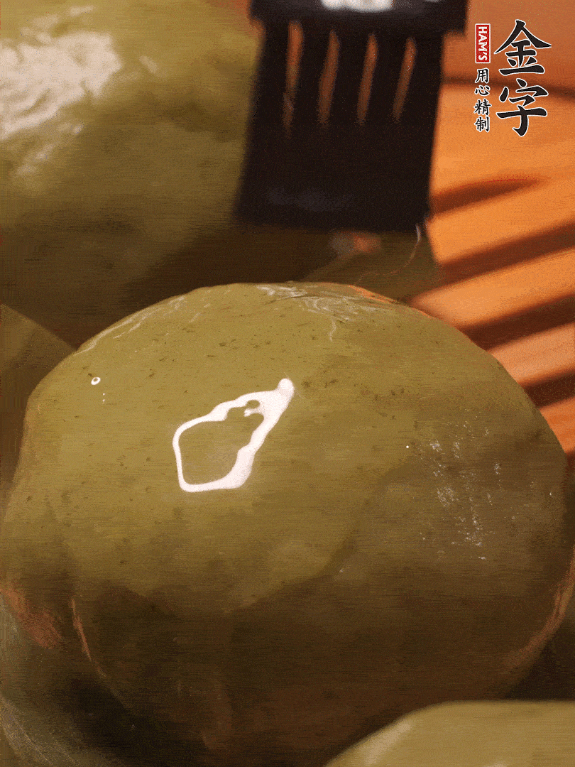 冷水下鍋，水開(kāi)后，蒸10分鐘，趁熱刷上熟油