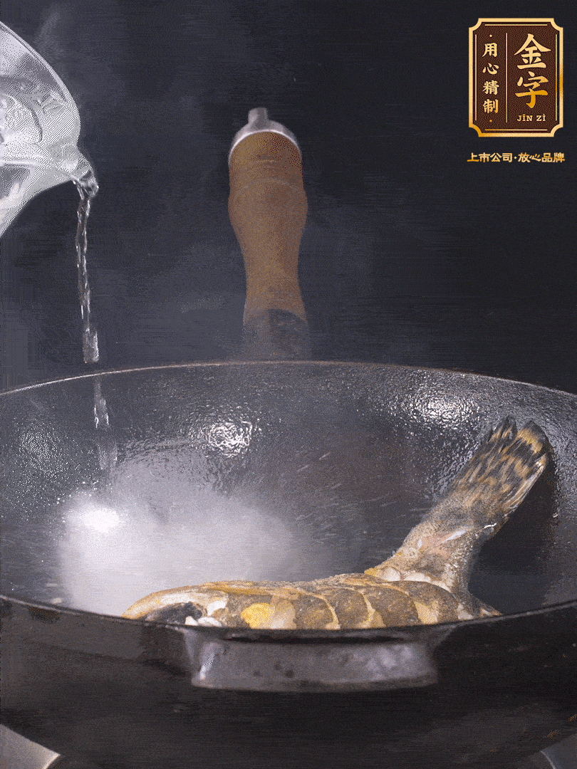 倒入適量食用油，待鍋燒熱后下桂魚煎大約2-3分鐘至兩面金黃（一定要煎透，這樣做出來的湯才會比較奶白色）