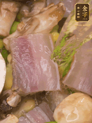 開蓋，放入河蝦繼續(xù)燜煮5分鐘