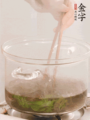 香椿焯水，變色后撈出，切成小段