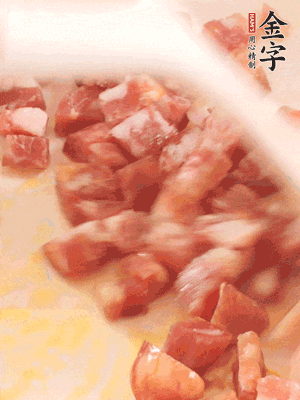 香腸炒出油脂，加入蠶豆煸炒