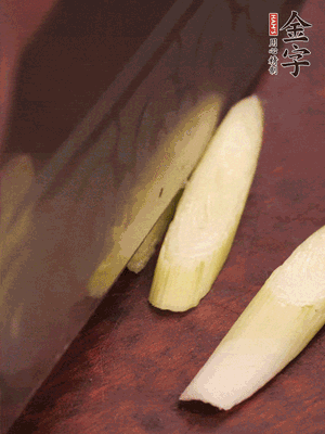 蒜白切小段，辣椒斜切圈