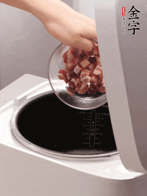 鍋中倒入豬油，油熱后炒熟上海青，給倒少許鹽調(diào)味