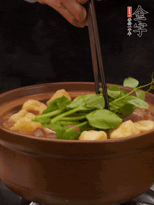 加筒骨煲的經(jīng)典配菜：金字土香腸、油豆腐、千張蓋上蓋子燜一會兒，耐心等候10分鐘。