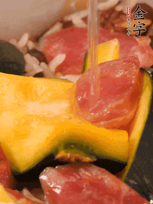 倒入溫開(kāi)水，水量高出米面一個(gè)指節(jié)。