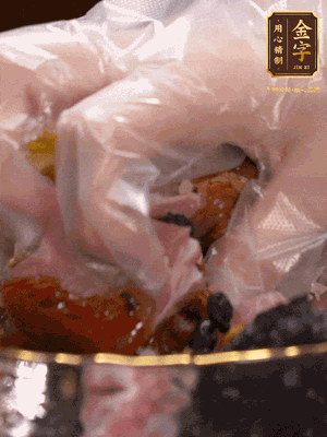 排骨洗凈后（蠔油、生抽、老抽、鹽、糖、淀粉、豆豉、蒜蓉、姜絲）腌制30分鐘