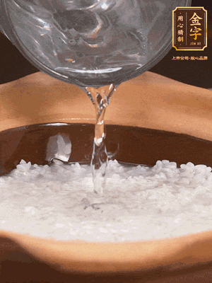 砂鍋底部刷一層油，加入大米和開水，水高1cm,大火燒開后轉(zhuǎn)中火煲5分鐘，到水微收干