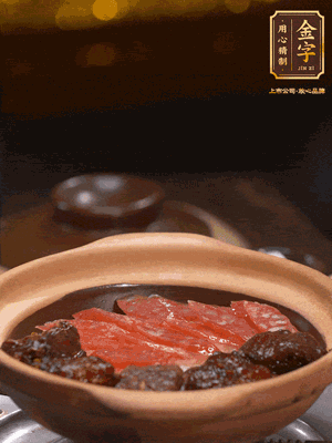 鋪上臘腸和排骨，鍋邊淋一圈油，小火煲10分鐘