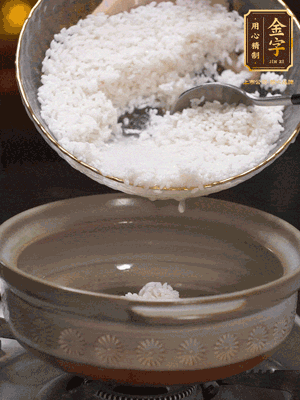 鍋底刷油，倒入米飯，水沒(méi)過(guò)即可，中小火燜10分鐘，戳幾個(gè)洞