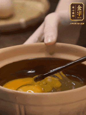雞蛋打入砂鍋，充分打勻，1.5倍的溫水加一勺鹽，倒入蛋液中，攪拌均勻后用勺子舀去表面浮沫