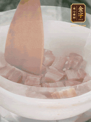 砂鍋內(nèi)咸肉微微煸出香味，再倒入開(kāi)水。放排骨滾開(kāi)后轉(zhuǎn)中小火篤30分鐘。（水盡量一次加足，以免中途加水沖淡鮮味。這一步是湯底濃白的關(guān)鍵）