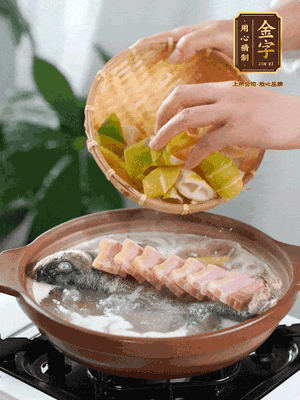 倒開水燉煮后轉(zhuǎn)移入砂鍋，淋料酒去腥、加少許鹽調(diào)味，再依次加咸肉、春筍燉煮15分鐘。