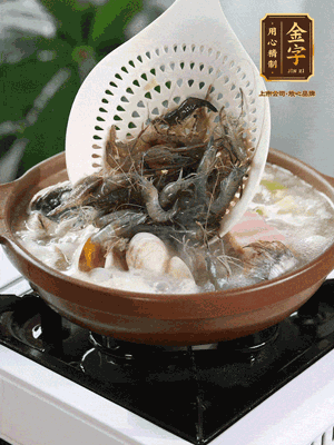 最后加一把蛤蜊、一把河蝦燜2分鐘，放一點(diǎn)白胡椒粉調(diào)味，撒上蔥花點(diǎn)綴！