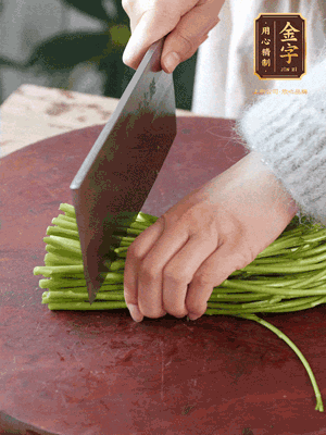 正嫩的藜蒿，掐頭去除根部，切小段