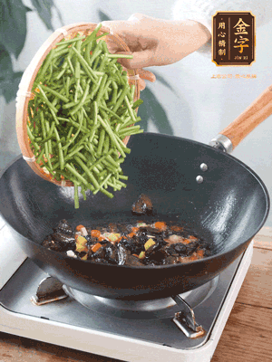熱油煸香蒜末、姜粒、小米辣，再下臘肉煸炒出香味