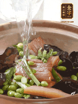 轉(zhuǎn)入砂鍋，加入開水、百葉結(jié)燉煮10分鐘