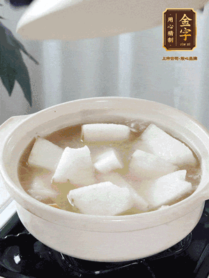 最后下冬瓜繼續(xù)燉煮10分鐘，撒上蔥花點(diǎn)綴。