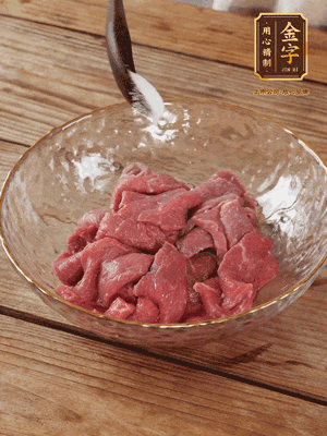 牛肉切丁，加黑胡椒海鹽、橄欖油腌10分鐘
