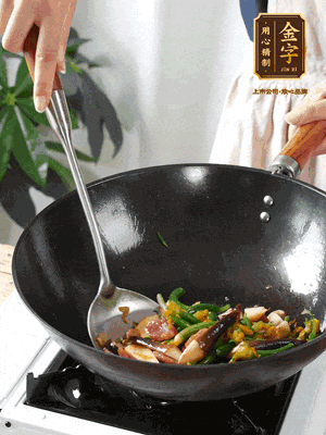 煸香蒜末，下香腸翻炒均勻，再依次下雞縱菌、黃瓜花