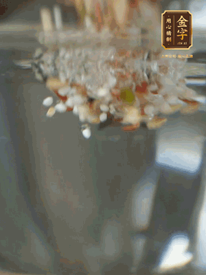 雜糧提前浸泡6小時(shí)，洗凈后下砂鍋