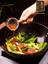 下蒜苗炒軟，沿鍋邊烹入一勺料酒，加醬油、蠔油、白糖調(diào)味炒勻