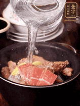 所有食材放入電飯鍋，加2勺料酒，足量的開(kāi)水，按煲湯鍵煮湯